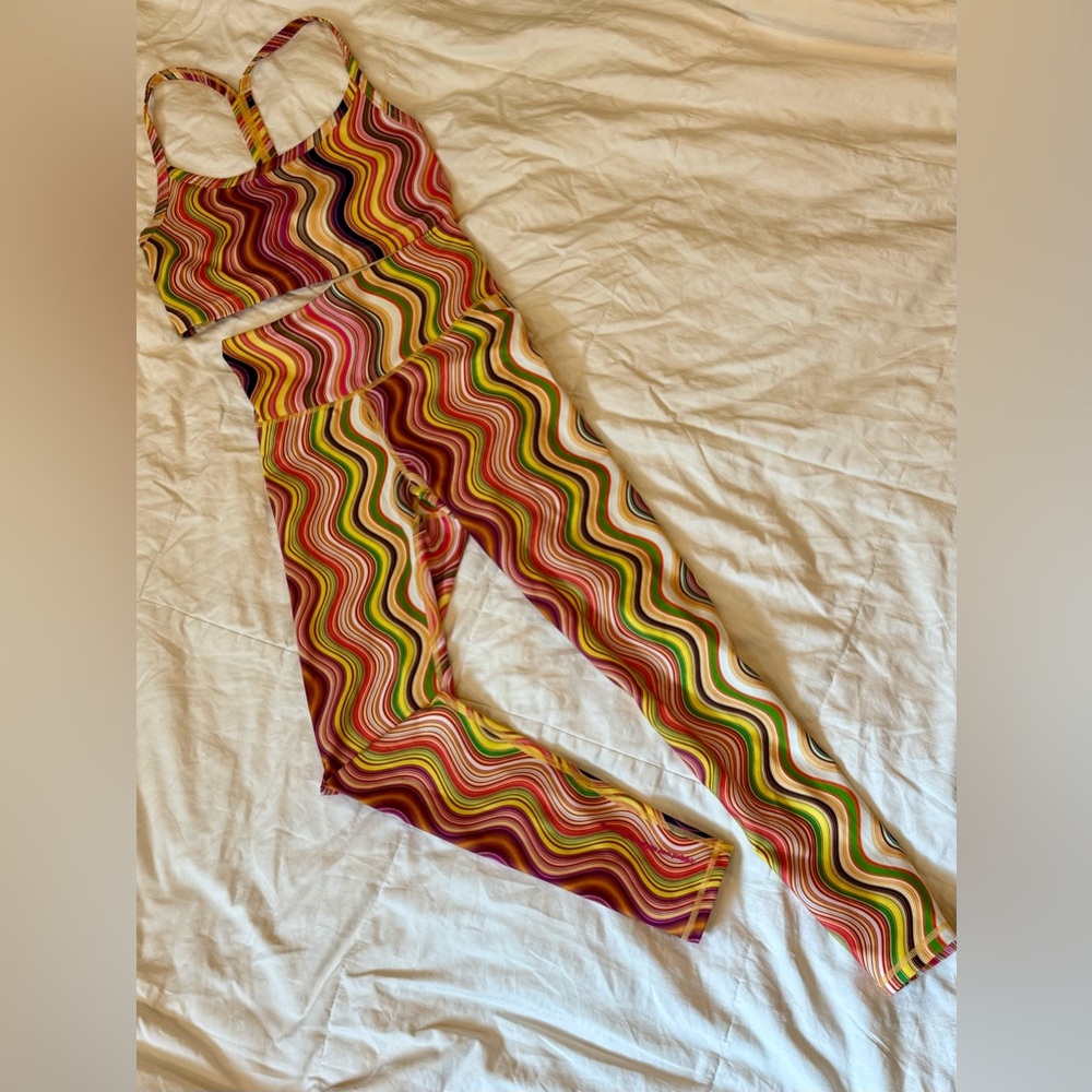 Terez Vibrant Wave Pattern Leggings Set